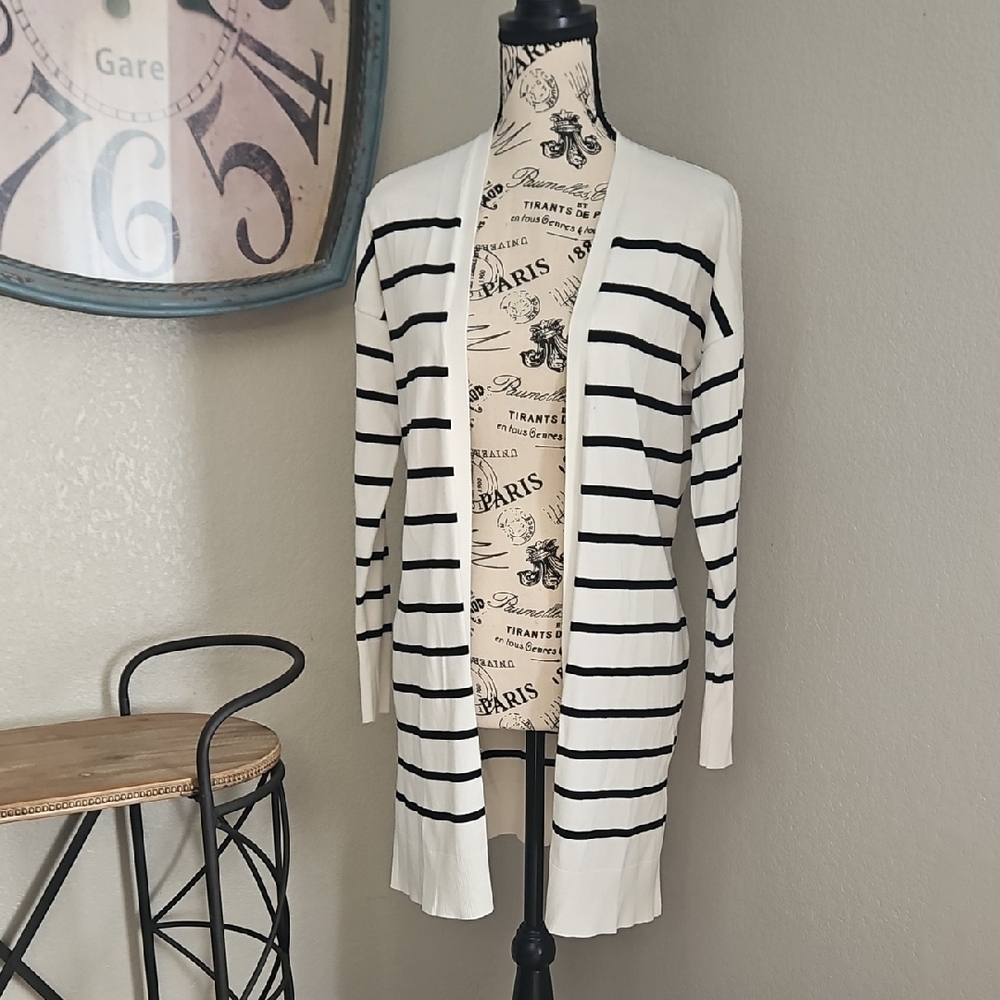 Striped Black and White Women's Sweater Medium